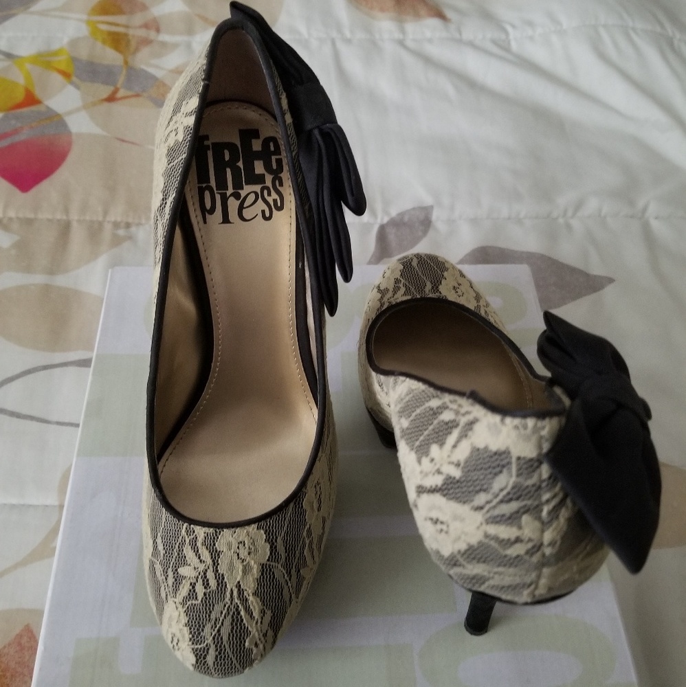 FREE PRESS Lace Ivory and Black Pumps w/a Side Bow